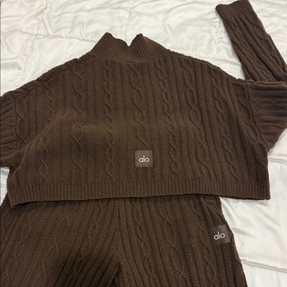 ALO Yoga Cable Knit Lounge Set - expresso color - Picture 5 of 5